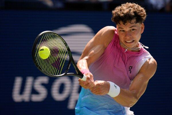 Ben Shelton returns a shot to Dominic Thiem during their first-round match at the U.S. Open in New York on Aug. 26, 2024. (Seth Wenig/AP Photo)