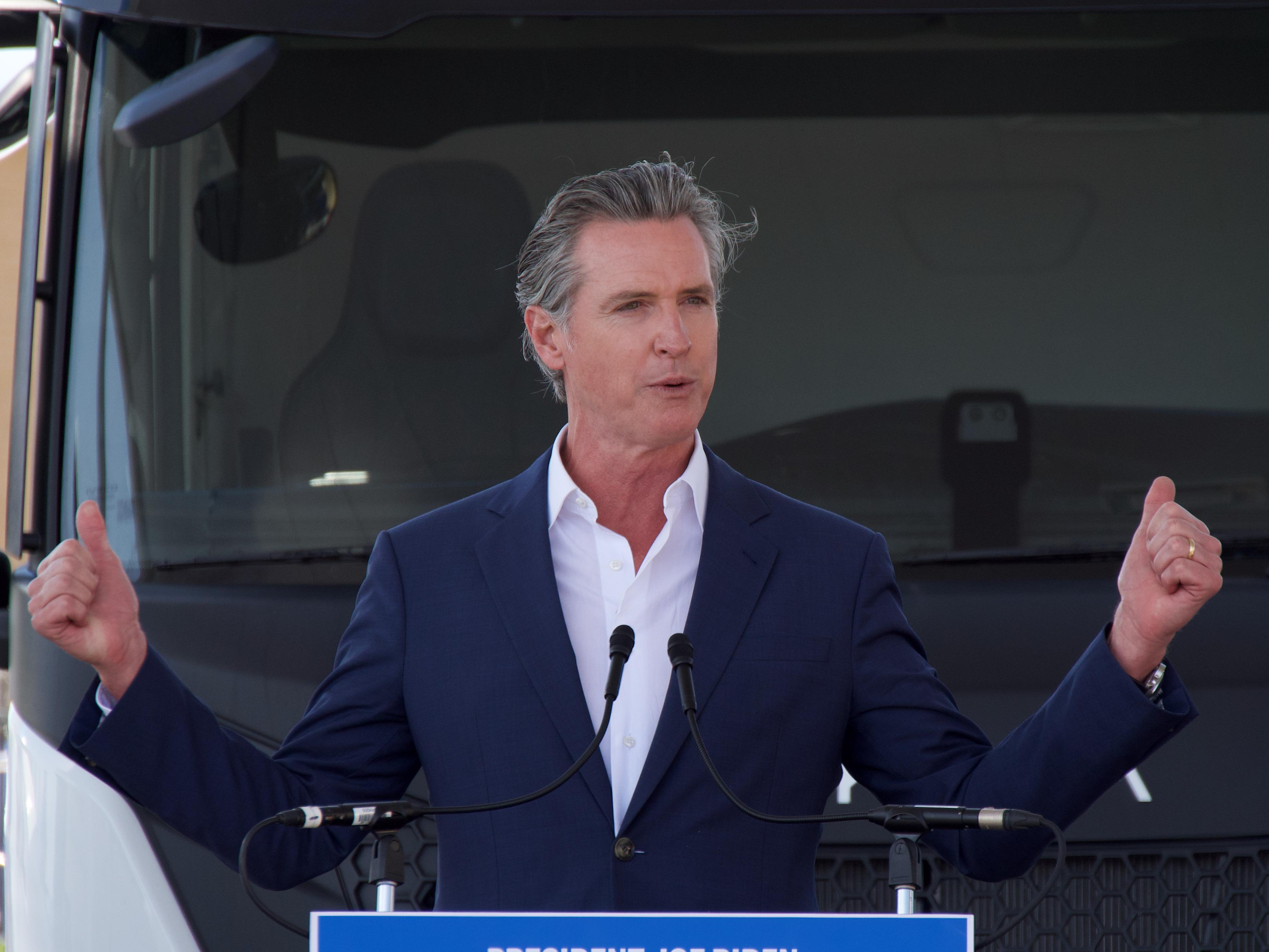 Newsom Marks Opening of Nation’s First Commercial Hydrogen Fueling Station