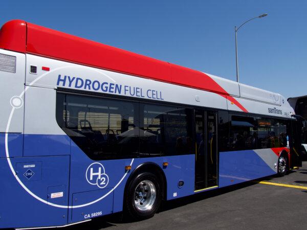 A hydrogen-powered bus at a news conference celebrating investments in hydrogen fueling stations, in Oakland, Calif., on Aug. 30, 2024. (Travis Gillmore/The Epoch Times)