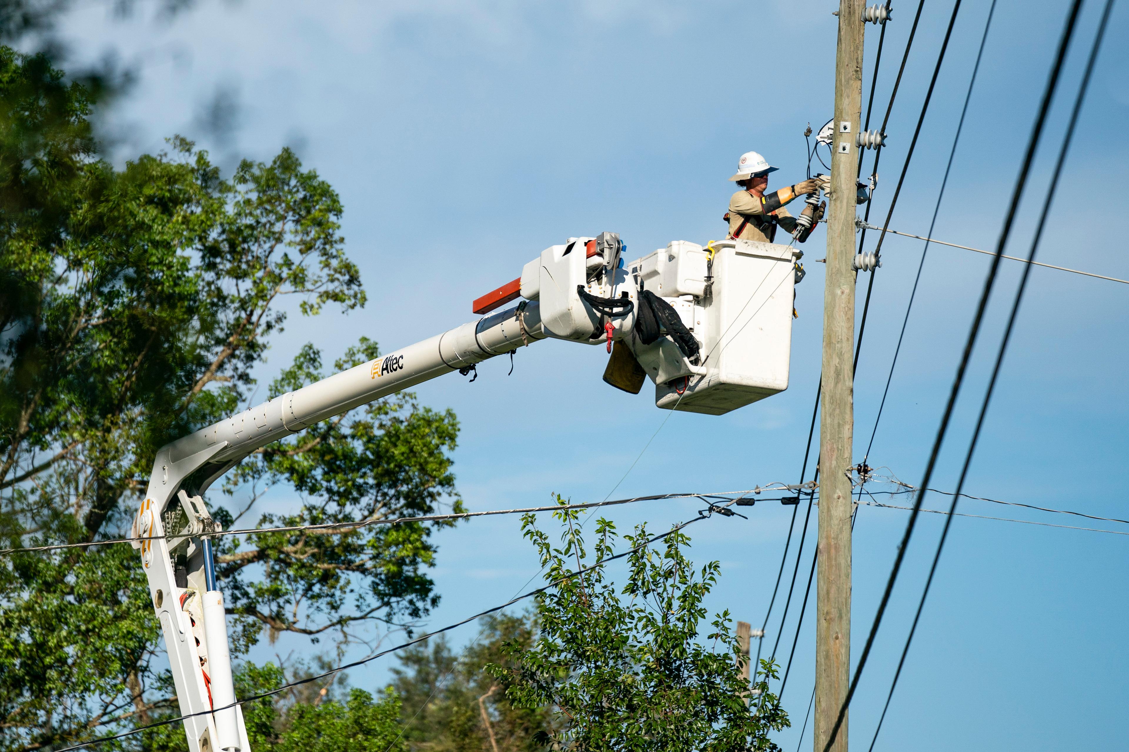 US Energy Says 20,000 New Linemen Needed for Rising Electricity Needs