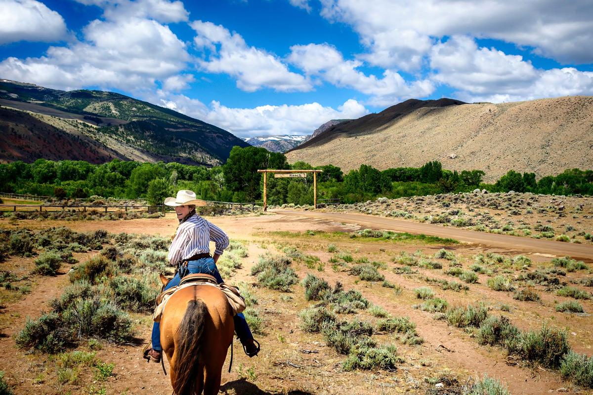 Wrangler Skylar Kiess checks on guest riders at approach to CM Ranch gateway. (Maria Coulson)