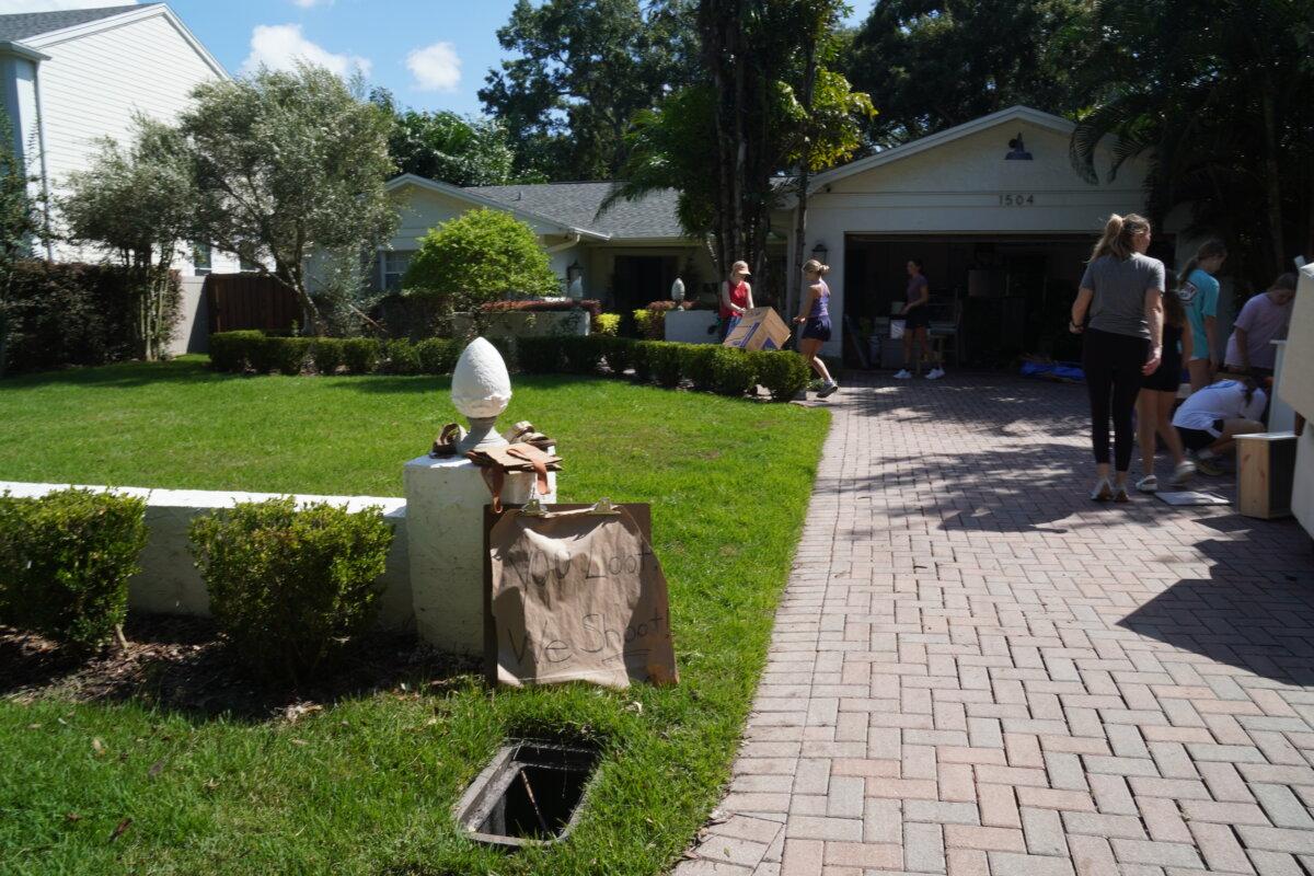 Neighbors and friends help Laura and Scott Gattis clean out their home on Sept. 29, 2024, after it was flooded during Hurricane Helene. (T.J. Muscaro/The Epoch Times)