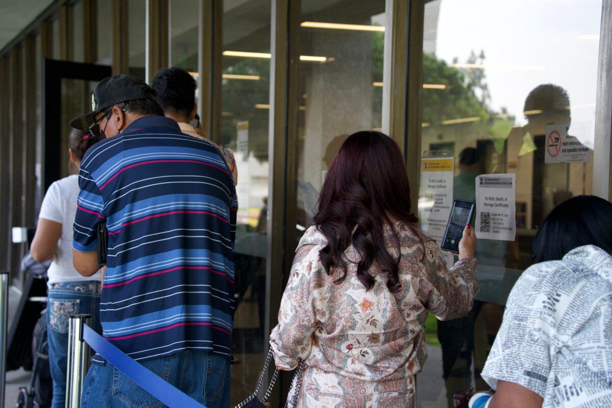 Residents line up outside the Los Angeles County Registrar-Recorder/County Clerk in Norwalk, Calif., on Oct. 7, 2024. (Sophie Li/The Epoch Times)