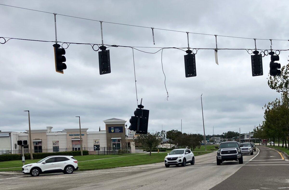 About 35 miles east of Tampa, motorists navigate intersections with damaged traffic signals in Lakeland, Fla., on Oct. 10, 2024. (John Haughey/The Epoch Times)