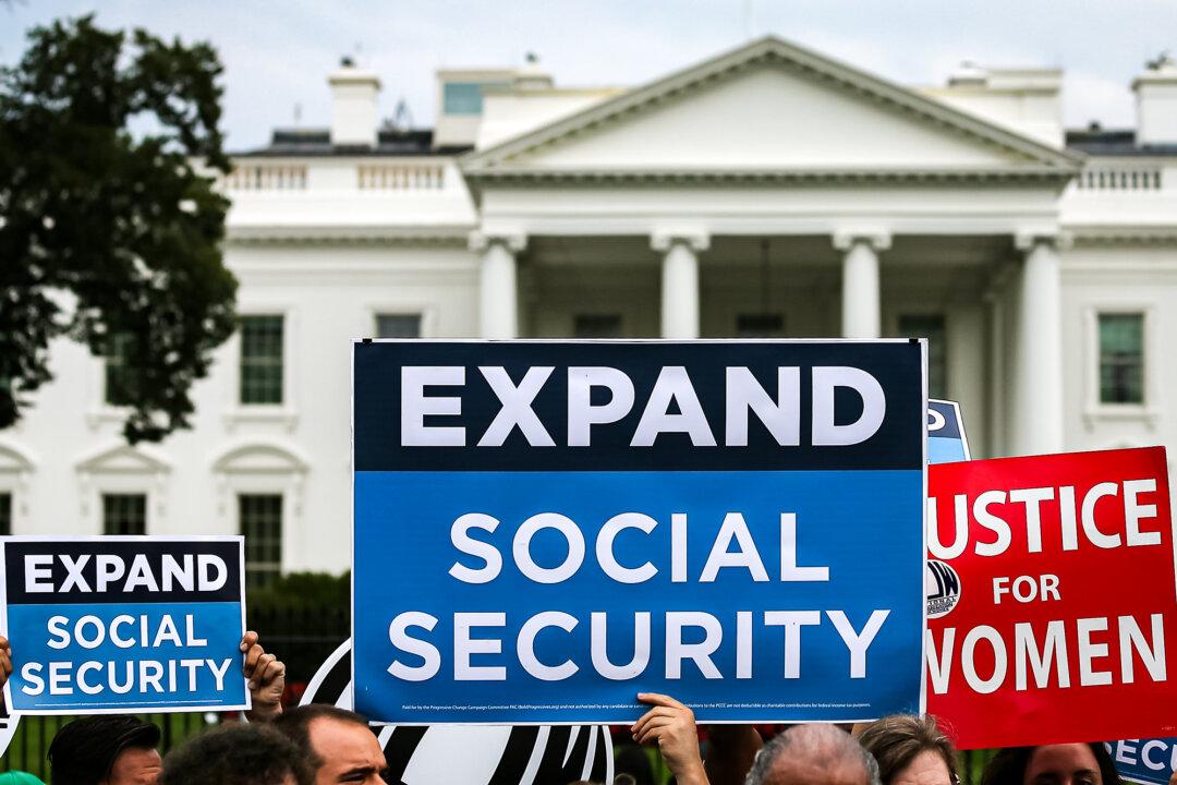 People rally to urge the expansion of Social Security benefits, in front of the White House on July 13, 2015. (Win McNamee/Getty Images)