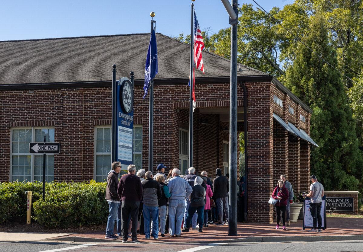 Early voters wait to cast their ballots in Kannapolis, N.C., on Oct. 17, 2024. (John Fredricks/The Epoch Times)