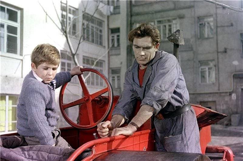 Sasha (Igor Fomchenko, L) and Sergei (Vladimir Zamanskiy) have a short, unlikely friendship, in “The Steamroller and the Violin.” (Criterion Collection)