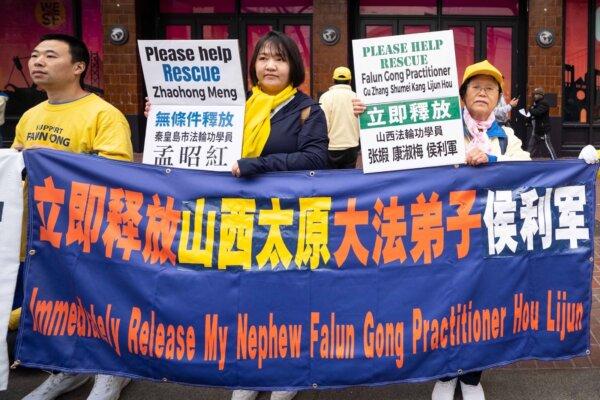 Karen Kang (R) holds up a placard at a protest in San Francisco on Nov. 15, 2023. (Courtesy of Minghui.org)