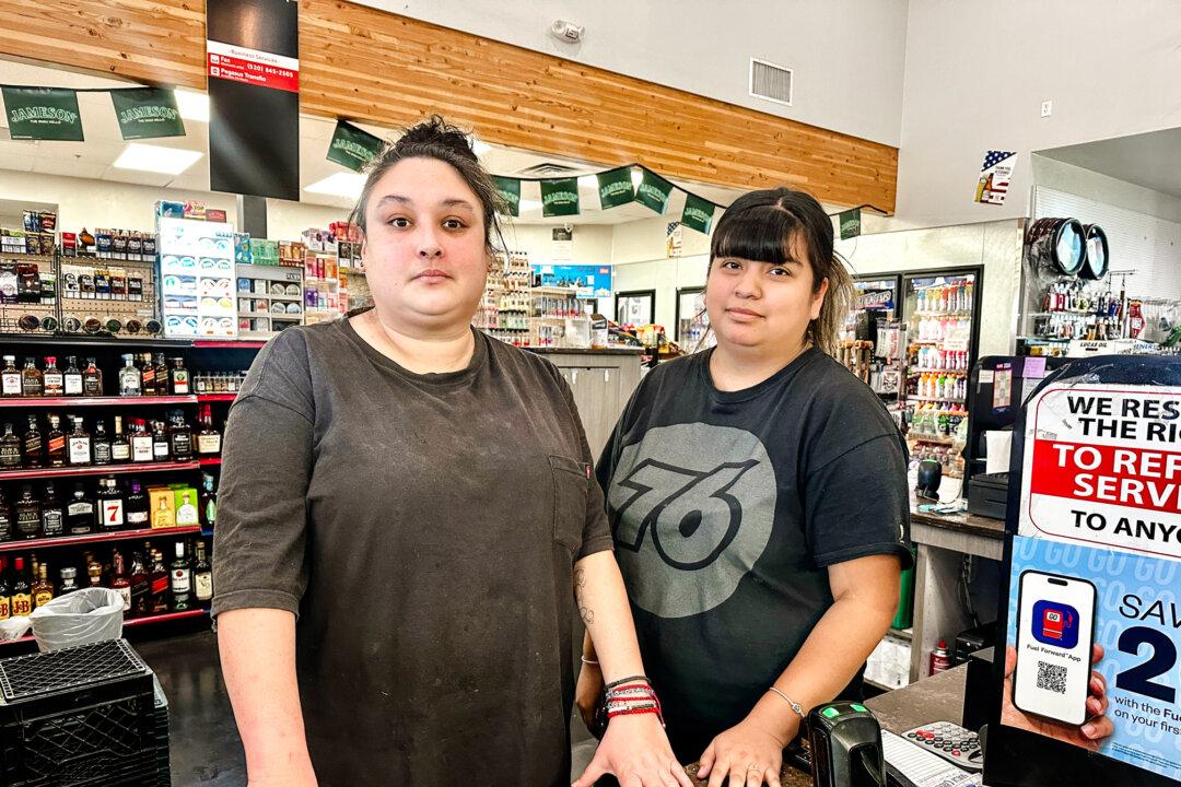 Veronica Mora Huff (L) and Elicia Guzman work at a travel store in San Simon, Ariz., on Oct. 3, 2024. They said inflation and the border are top issues in the 2024 presidential race. (Darlene McCormick Sanchez/The Epoch Times)