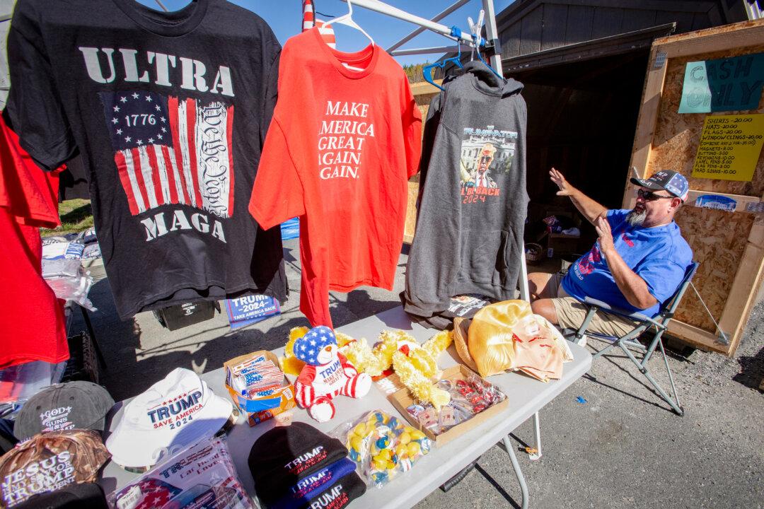 David Frye sells Trump memorabilia in Spruce Pine, N.C., on Oct. 21, 2024. (Bobby Sanchez/The Epoch Times)