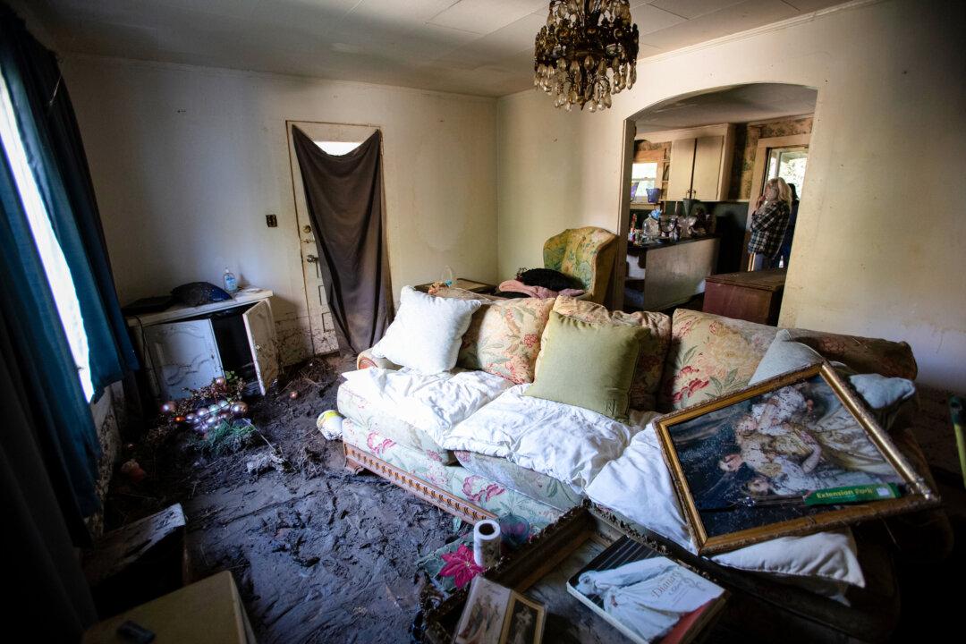 Flood waters from Hurricane Helene caused major damage to Tammy McMahan's home in Burnsville, N.C., on Oct. 21, 2024. (Bobby Sanchez/The Epoch Times)