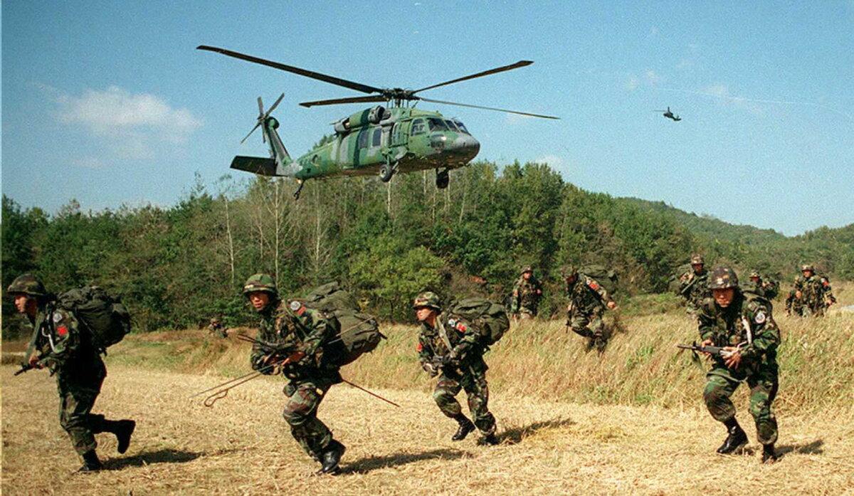 South Korean special forces using UH-60 helicopters maneuver in a search operation to capture a North Korean agent holed up in the area, on Oct. 25, 2024. (Kim Jae-Hwan /AFP via Getty Images)