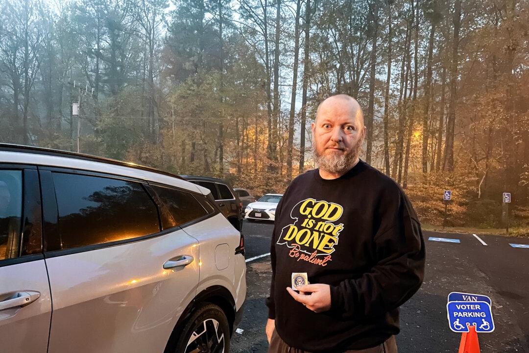 John McKinney is one of the early voters at the Shenandoah Community Association in Richmond, Va., on Nov. 5, 2024. (Terri Wu/The Epoch Times)