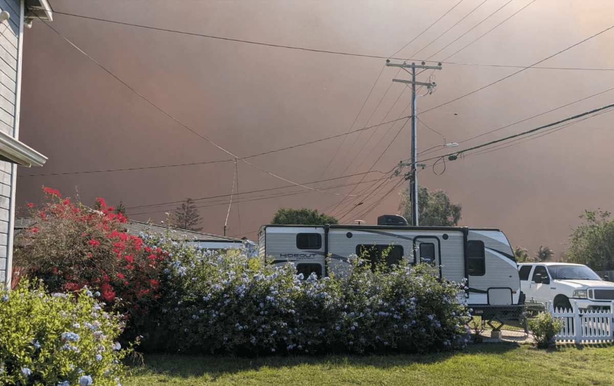 Smoke from the Mountain Fire billows above homes in Ventura County, Calif., on Nov. 6, 2024. (Monica Seeley/The Epoch Times)