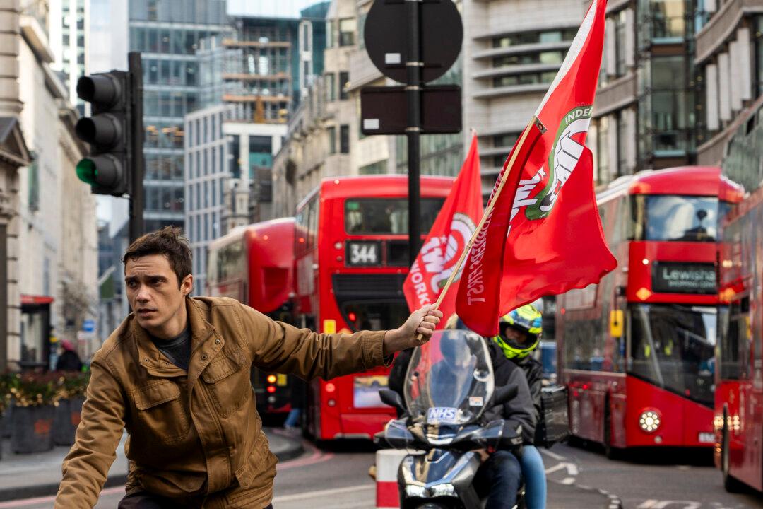 eCourier strikers and union representatives participate in a bike protest from Royal Mail Whitechapel Delivery Office to City, University of London, England, on Nov. 14, 2024. (Alice Horsley/Getty Images)