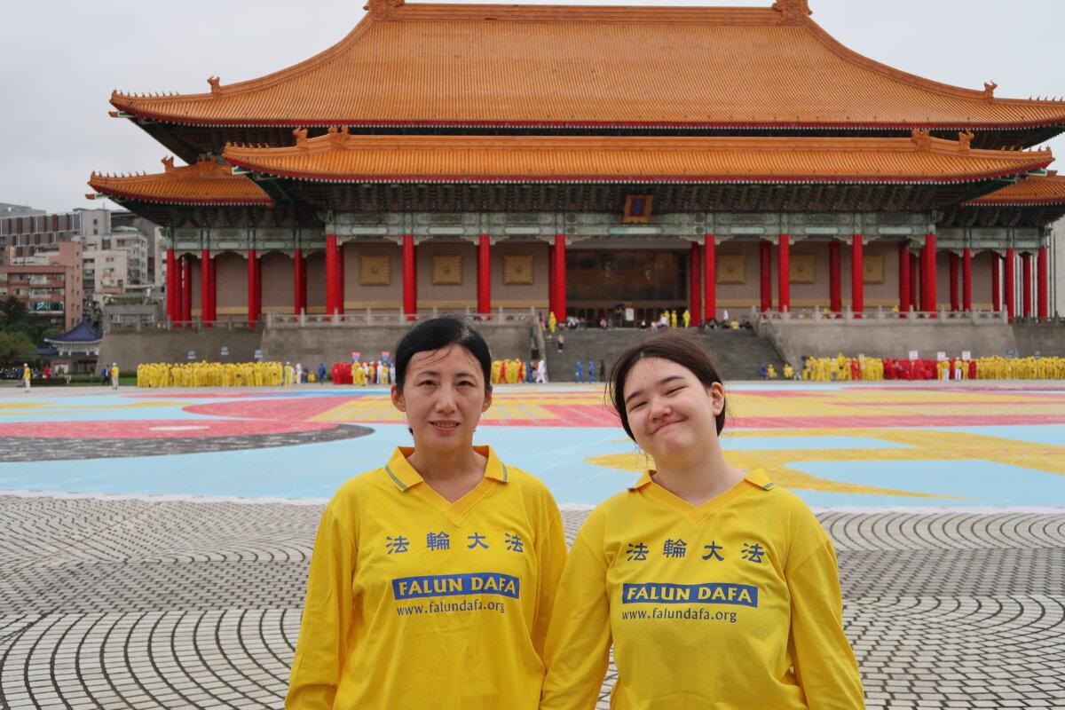 Katherine Kim, a manager working at an export and import company, and her fourth-grade daughter Jessica Jin Huff, at Liberty Square in Taipei, Taiwan, on Nov. 17, 2024. (Frank Fang/The Epoch Times)