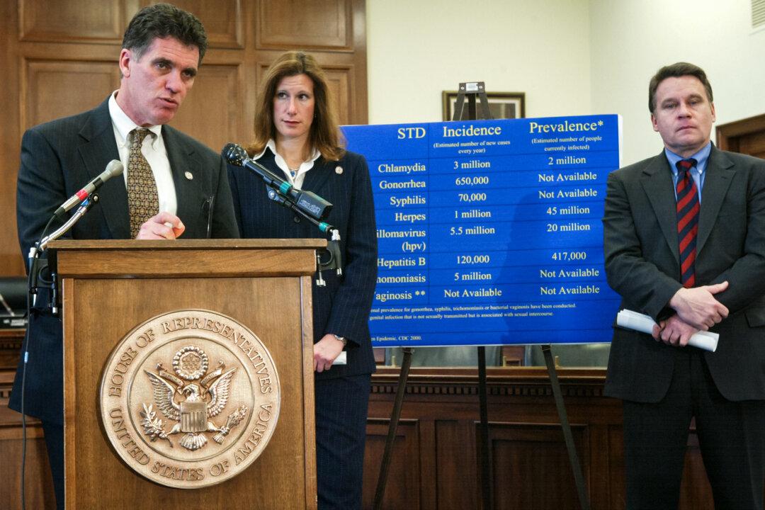 Rep. Dave Weldon (R-Fla.) (L) speaks as Rep. Melissa Hart (R-Pa.) and Rep. Chris Smith (R-N.J.) listen during a news conference on Capitol Hill on Jan. 28, 2004. (Alex Wong/Getty Images)