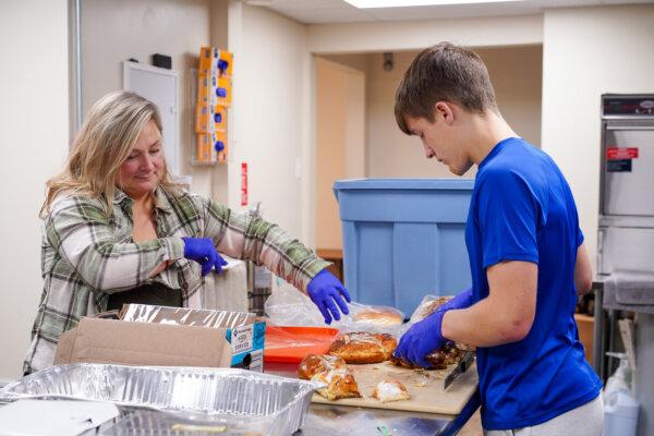 <span data-contrast="auto">Abigail Simpson and her son, Gabriel Simpson,</span> bag dinners at Middletown Warming Station in Middletown, N.Y., on Nov. 24, 2024. (Cara Ding/The Epoch Times)