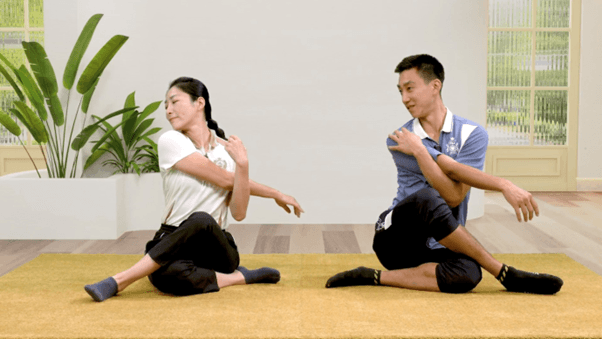 When stretching one part of the body, the rest should move in the opposite direction, incorporating a subtle "twisting" element into the movement. (The Epoch Times)