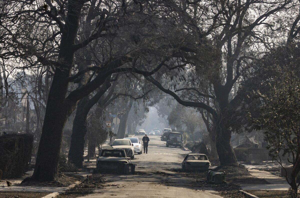 Residents begin to return to the Pacific Palisades after the destruction of the Palisades Fire near Los Angeles on Jan. 9, 2025. (John Fredricks/The Epoch Times)