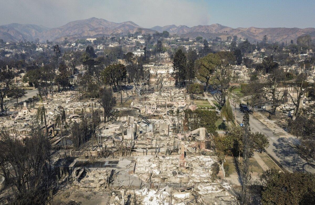 Destruction caused by the Palisades fires lines neighborhoods near Los Angeles, Calif., on Jan. 9, 2024. (John Fredricks/The Epoch Times)