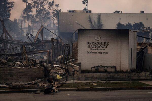 First responders work together in combating the Palisades Fire as it destroys homes and businesses near Los Angeles, Calif., on Jan. 8, 2025. (John Fredricks/The Epoch Times)