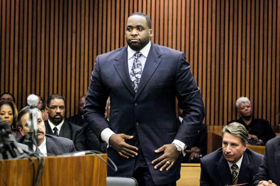 Former Detroit Mayor Kwame Kilpatrick (C) appears in Wayne County Circuit Court for his sentencing in Detroit on Oct. 28, 2008. (Bill Pugliano/Getty Images)