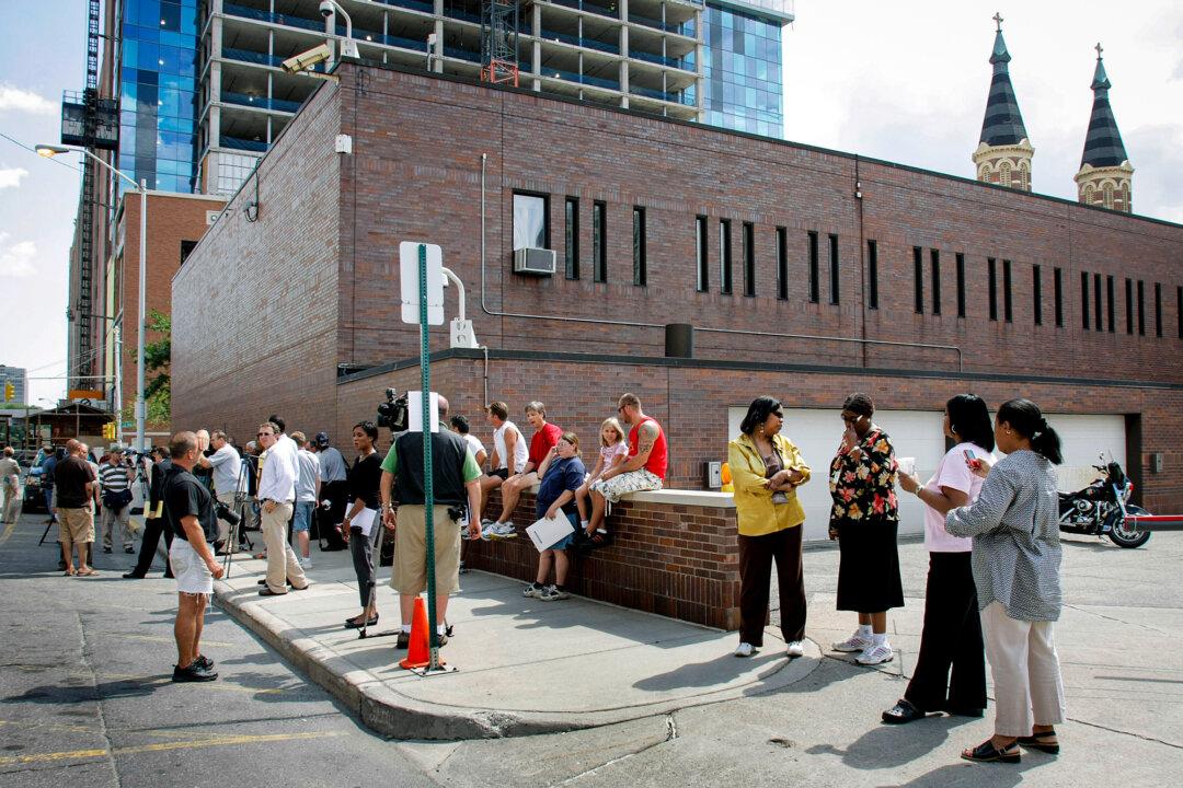 Members of the media and the general public wait outside the Wayne Couny Jail after Detroit Mayor Kwame Kilpatrick was jailed in Detroit on Aug. 7, 2008. (Bill Pugliano/Getty Images)