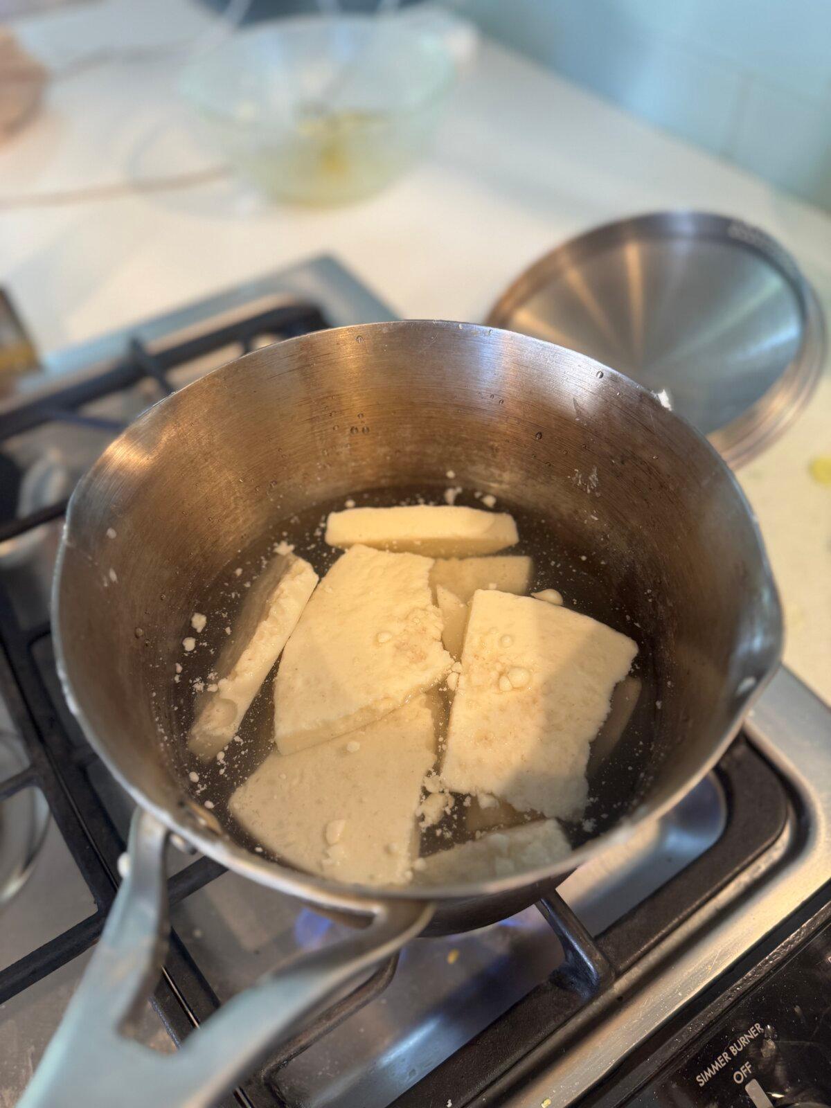 Beef tallow being rendered on the stove. (Courtesy of Robin Stebbins)