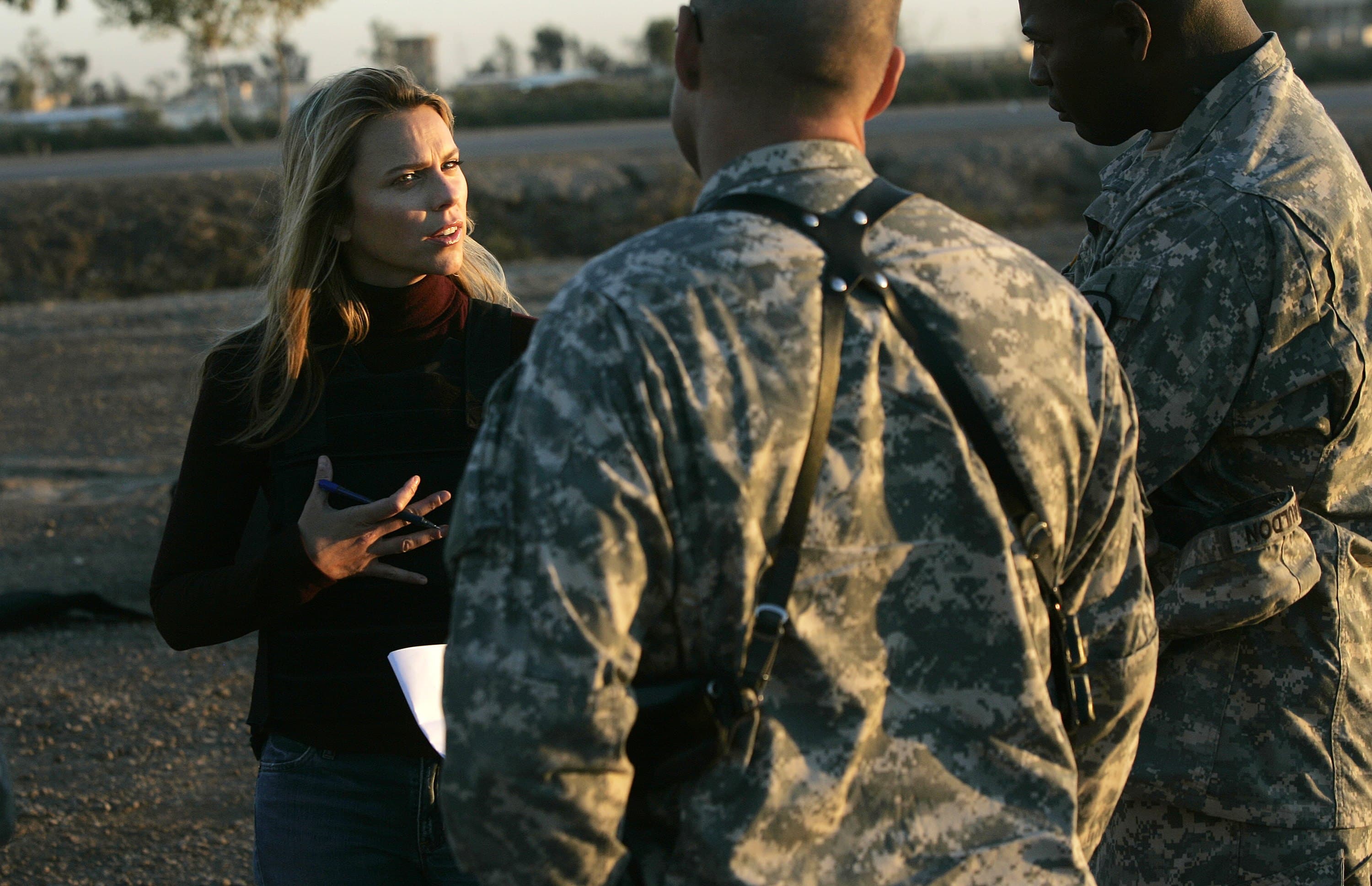 Journalist Lara Logan of CBS News questions U.S. Soldiers in Camp Victory in Baghdad, Iraq, Nov.  17, 2006. (Chris Hondros/Getty Images)