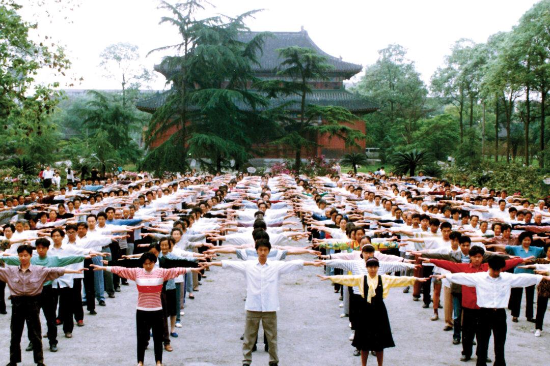 Falun Gong practitioners exercise in Chengdu, Sichuan Province, China, before the persecution began in 1999. Before the persecution, around 70 million to 100 million Chinese people were practicing Falun Gong. (Minghui)