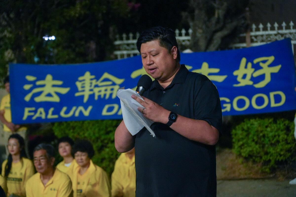 Ken Wu, vice president of the Los Angeles branch of the Taiwanese Public Affairs Association, attends a candlelight vigil for Falun Gong practitioners in Los Angeles on July 19, 2025, to express support for the practitioners. (Alex Lee/The Epoch Times)