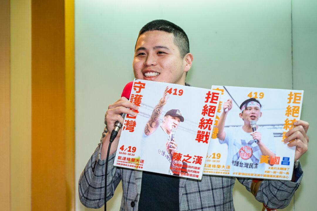 Chen Po-yuan, Taiwanese rapper, invites people to attend an upcoming pro-recall rally in Taipei, Taiwan, on April 17, 2025. (Sung Pi-lung/The Epoch Times)