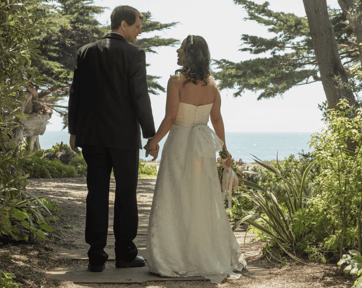 A married couple on their wedding day. (Helen Billings/The Epoch Times)