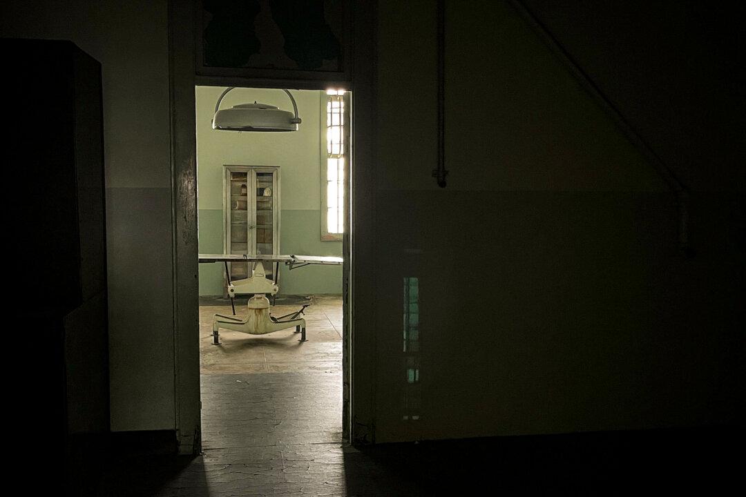 A view of the operating table in the inmate infirmary at Alcatraz prison on Sept. 9, 2025. (Allan Stein/The Epoch Times)