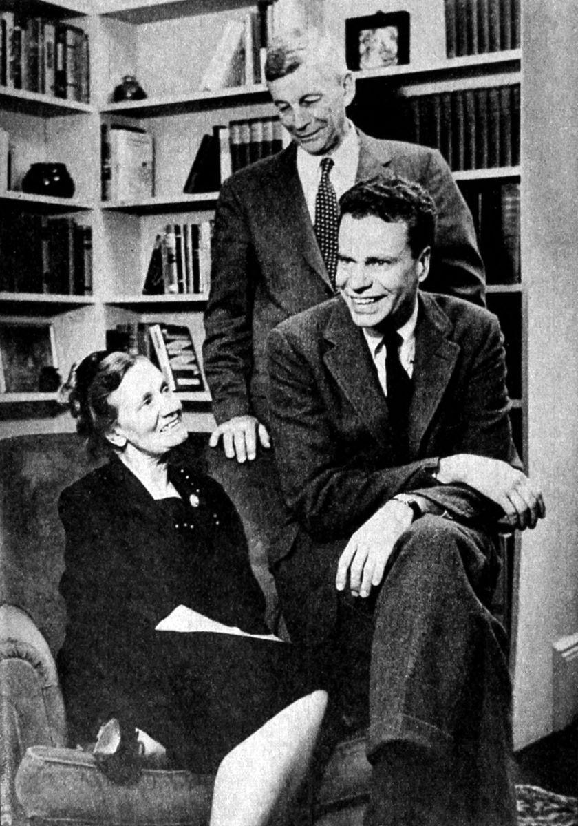 Charles Van Doren (seated) in 1957 with his parents, Dorothy and Mark Van Doren. (Public Domain)