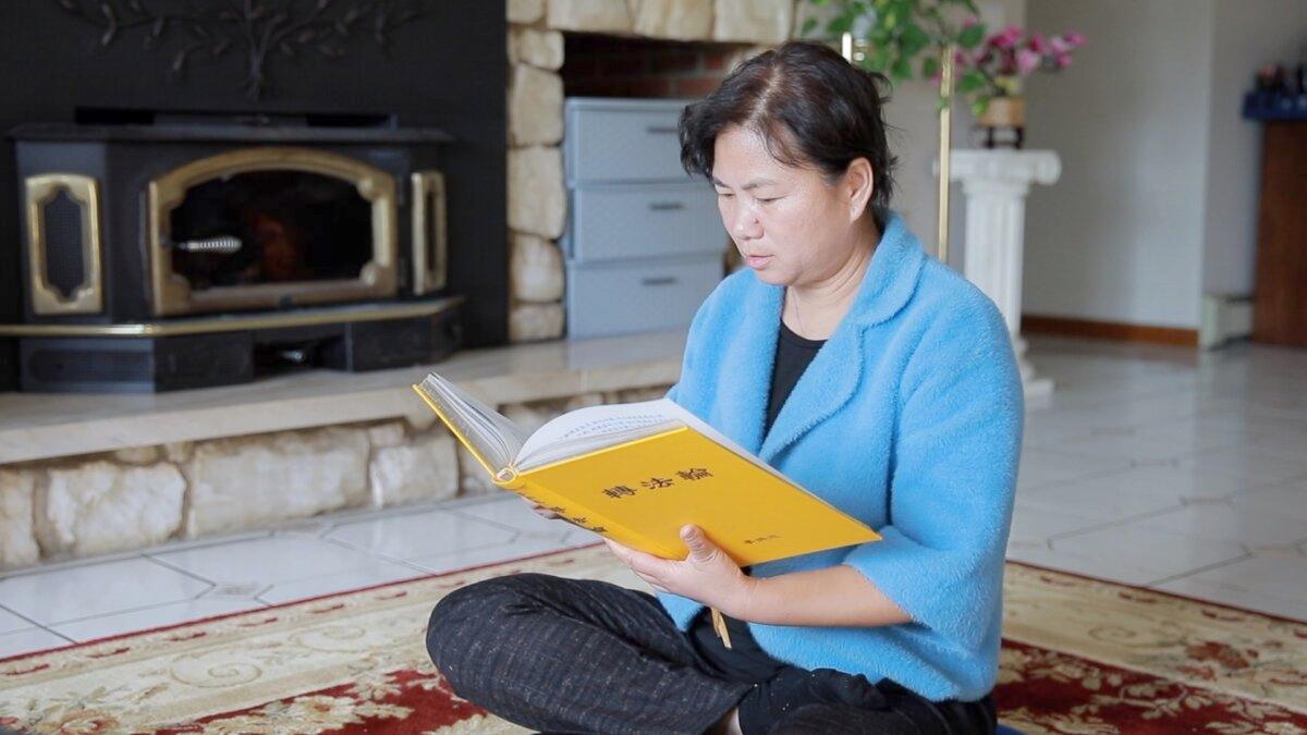 Geng Jiping reads "Zhuan Falun," the principal text for Falun Gong. (NTD)