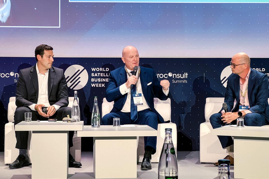 Declan Ganley (C) speaks at the World Satellite Business Week in Paris in September 2022. (Courtesy of Rivada Networks)