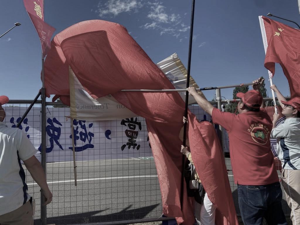 Members of the pro-CCP Fuqing [Fu-ching] Association attempt to cover banners held by Falun Gong practitioners calling for the CCP leadership to be held to account for its human rights abuses in Canberra, Australia, on Nov. 24, 2025, during the official visit of CCP leader Zhao Leji. (Supplied)
