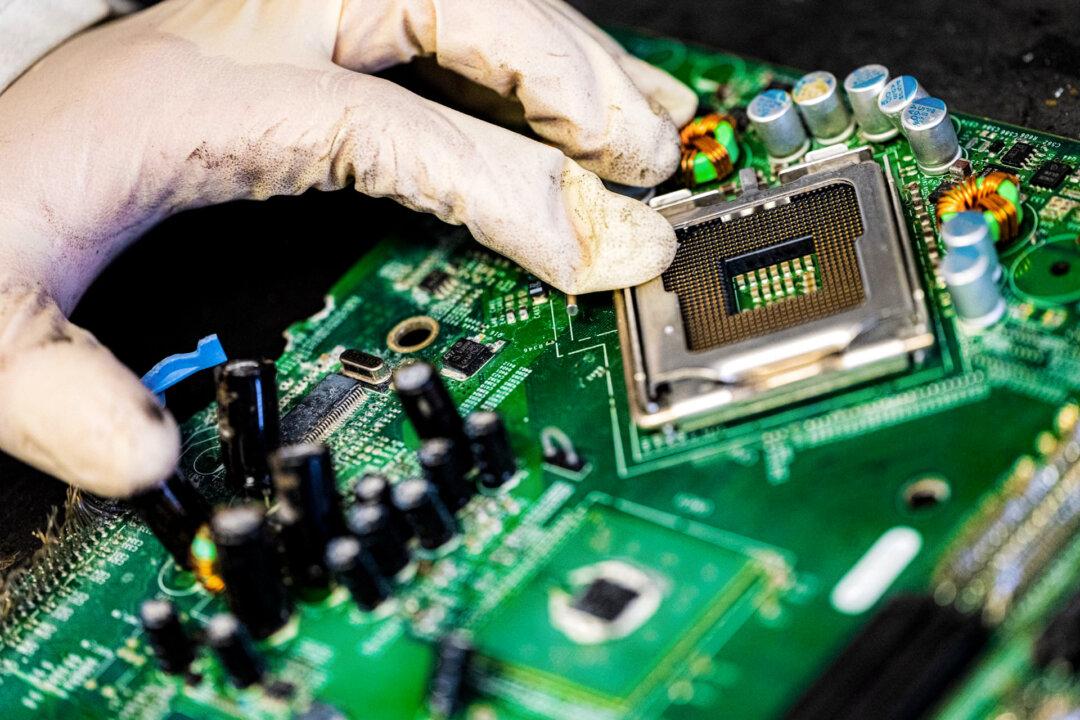 A flash Joule heating process developed at Rice University recovers valuable metals from electronic waste. The process allows for “urban mining” of resources. (Jeff Fitlow/Rice University)