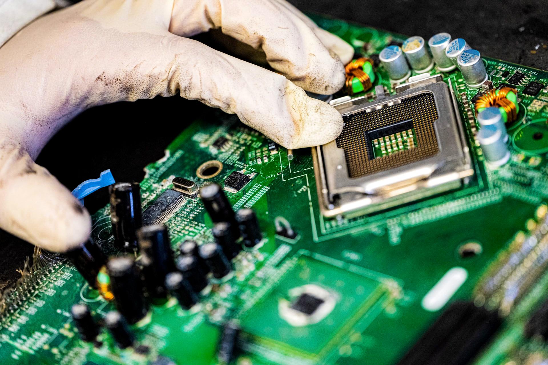 A flash Joule heating process developed at Rice University recovers valuable metals from electronic waste. The process allows for “urban mining” of resources. (Credit: Jeff Fitlow/Rice University)