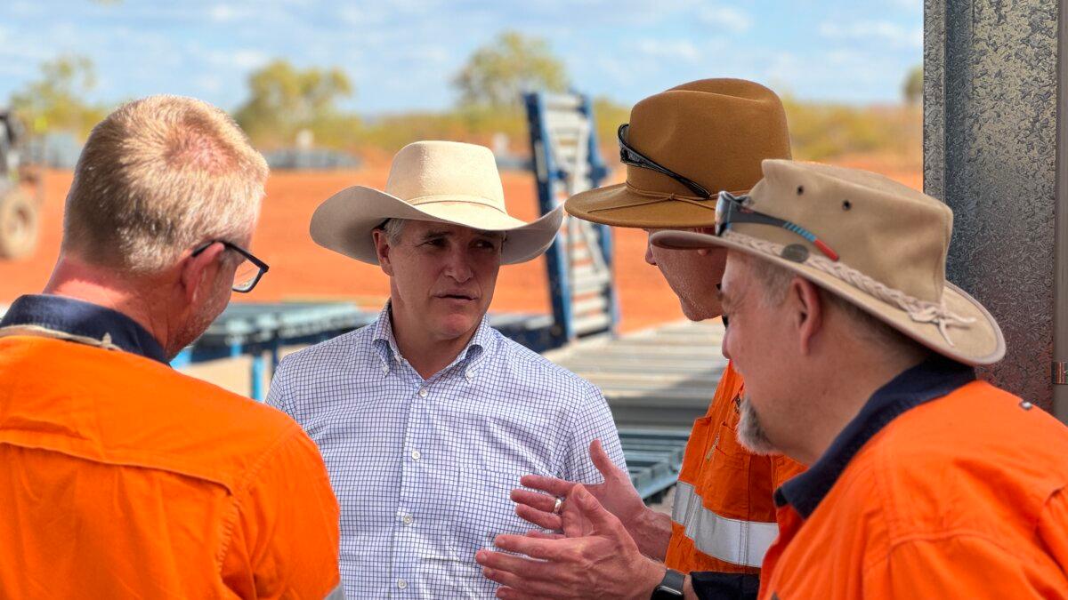 Robbie Katter chats with workmen in his electorate. (Courtesy of Robbie Katter)