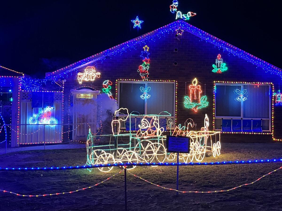 The Christmas lights decorations by Mike in Sydney's Kellyville, Australia. (Cindy Li/The Epoch Times)