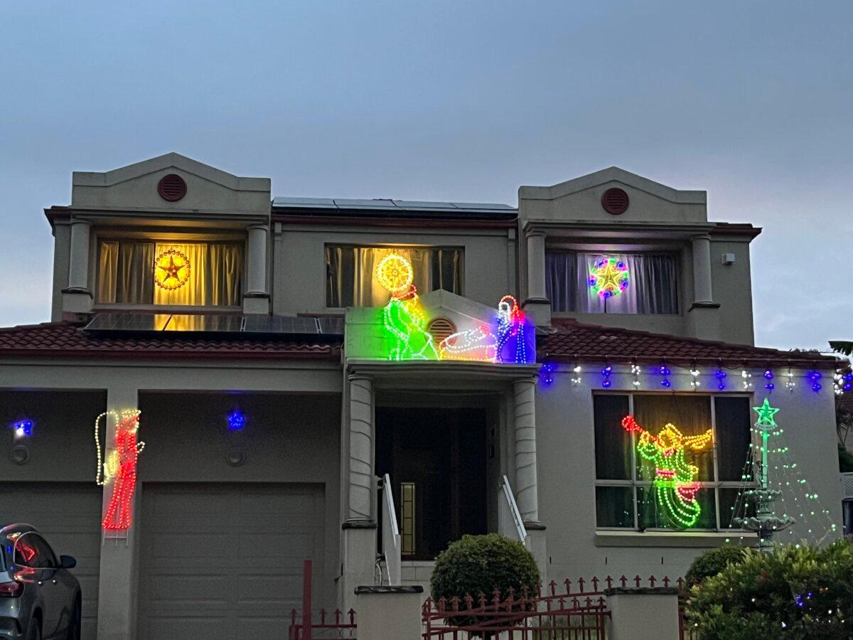 The Christmas lights decorations by Loral Wenceslas in Sydney's Castle Hill, Australia. (Cindy Li/The Epoch Times)