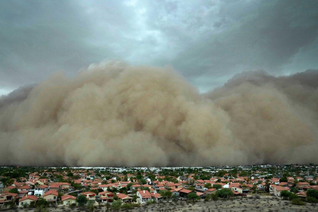 A giant dust storm approaches as a monsoon pushes the dust into the air in the Phoenix metro area, Ariz., on Aug. 25, 2025. (Ross D. Franklin/AP Photo)