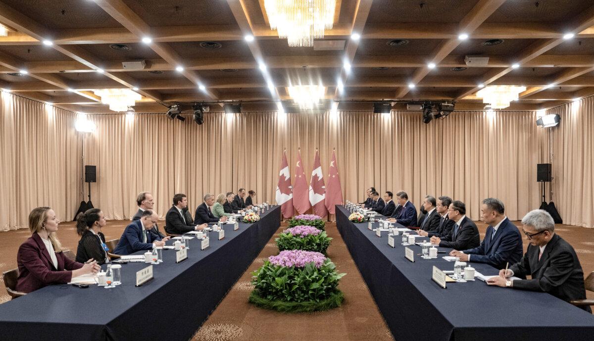 Prime Minister Mark Carney and the Canadian delegation (L) sit down with Chinese leader Xi Jinping and the Chinese delegation at the start of a meeting in Gyeongju, South Korea, on Oct. 31, 2025. (The Canadian Press/Adrian Wyld)