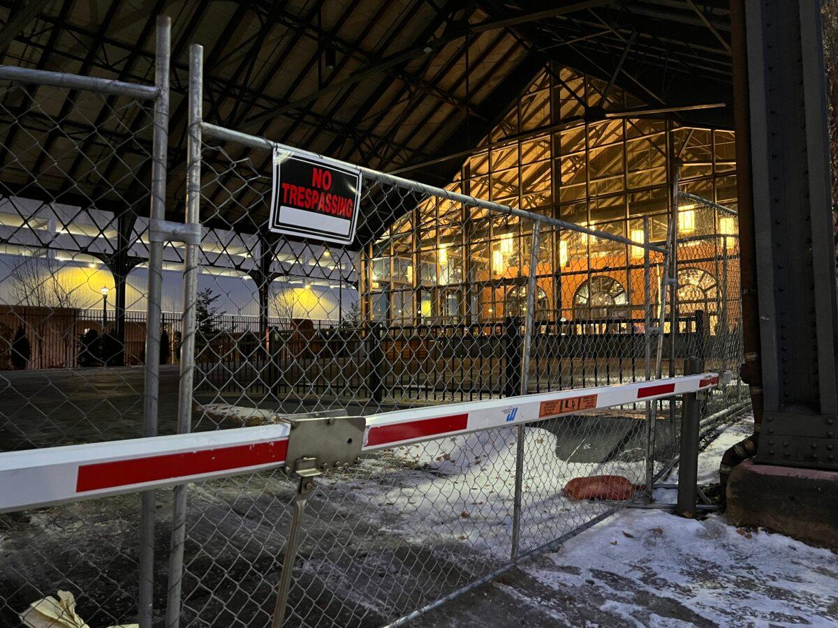Fences and “no trespassing” signs were placed outside the Renaissance Minneapolis Hotel in Minneapolis on Jan. 10, 2026. (Jacki Thrapp/The Epoch Times)