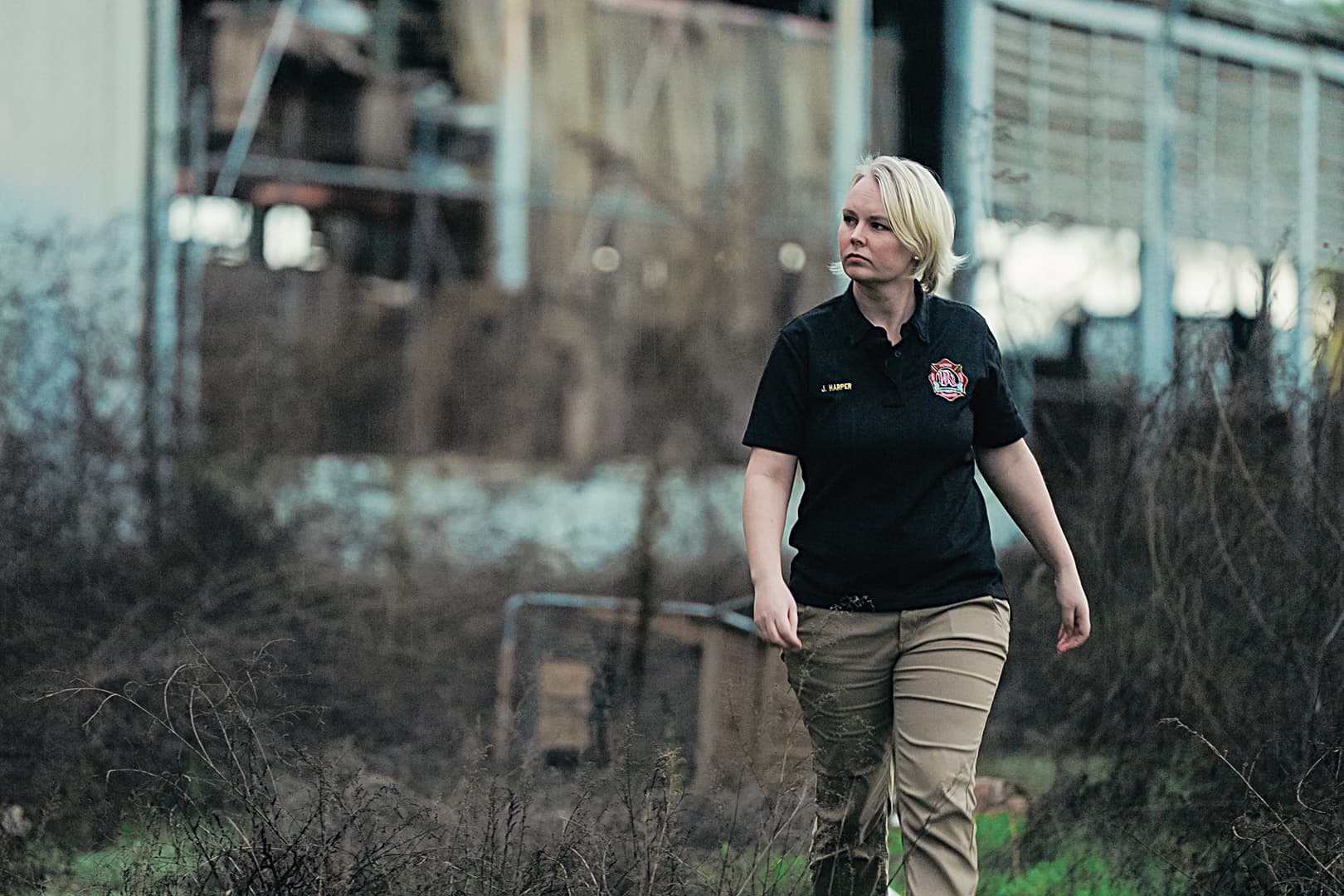 City of Reedley Code Enforcement Officer Jesalyn Harper walks outside the suspected illegal lab in Reedley, Calif., on Feb. 7, 2024. (Paulio Shakespeare for The Epoch Times)