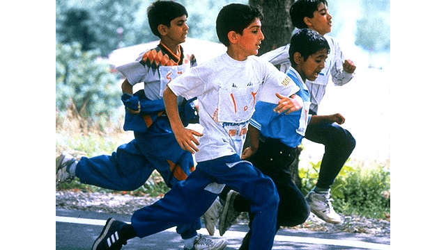 Ali (Amir Farrokh Hashemian) in the race, in "Children of Heaven." (Miramax)