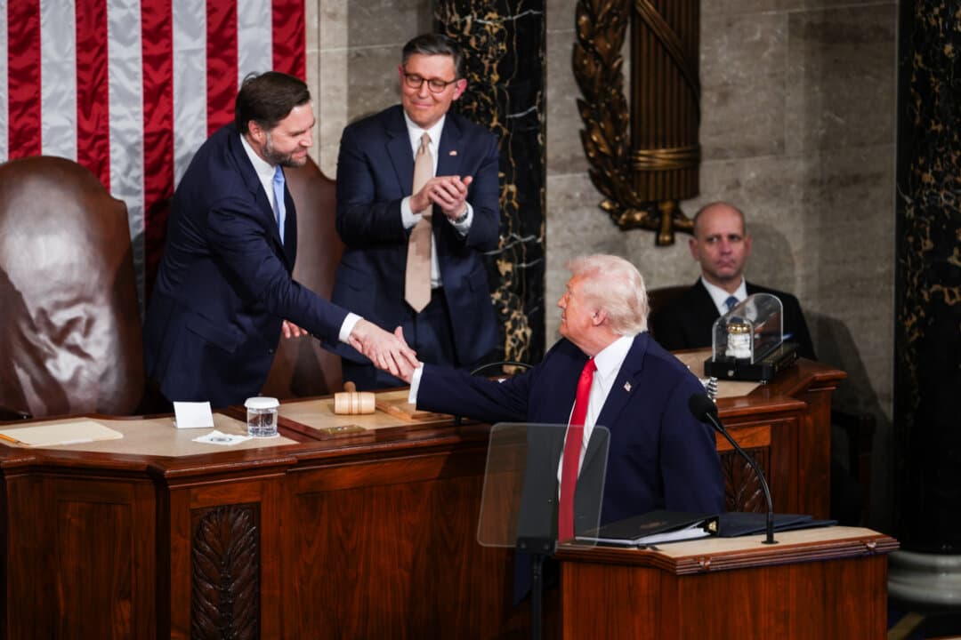 Vice President JD Vance (L) shakes hands with President Trump. (Madalina Kilroy/The Epoch Times)